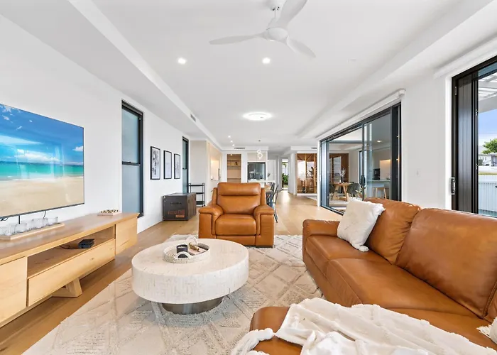 Deluxe 4-Bed Home With Pool Pizza Oven & Fire Pit