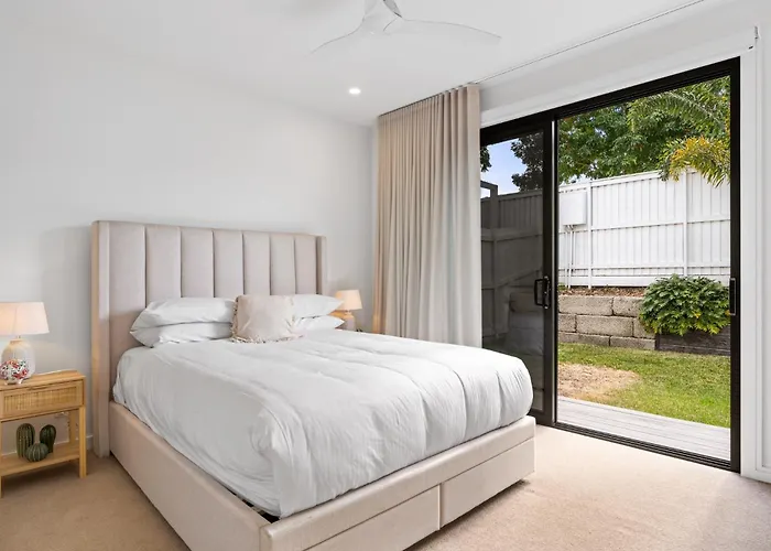 Deluxe 4-Bed Home With Pool Pizza Oven & Fire Pit